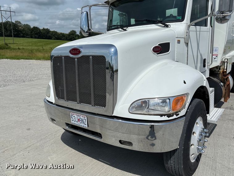 image for item FC1739 2018 Peterbilt 337 refuse truck