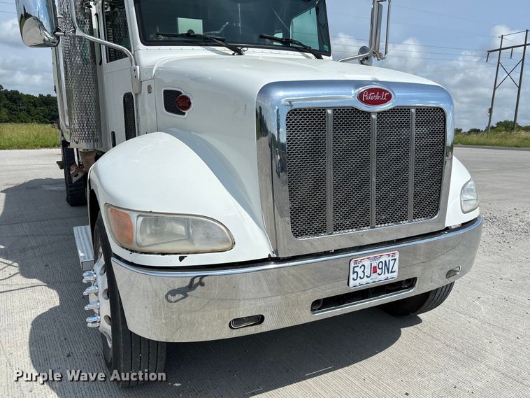 image for item FC1739 2018 Peterbilt 337 refuse truck
