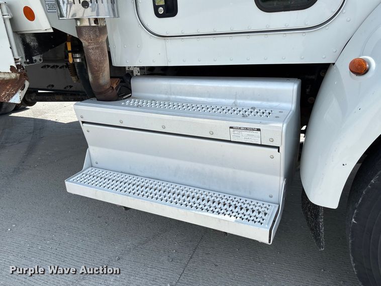 image for item FC1739 2018 Peterbilt 337 refuse truck