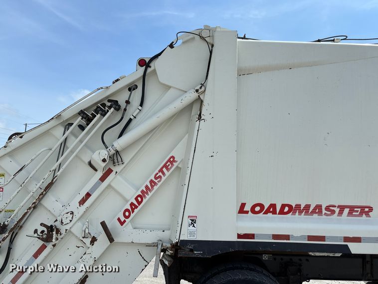 image for item FC1739 2018 Peterbilt 337 refuse truck