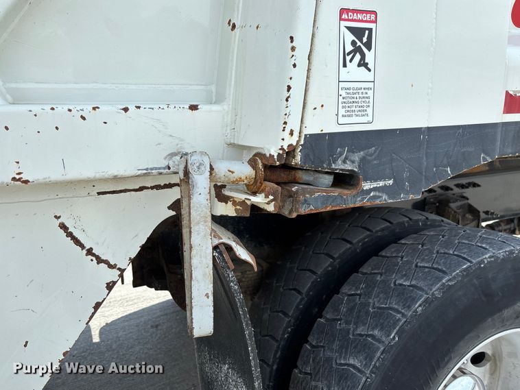 image for item FC1739 2018 Peterbilt 337 refuse truck