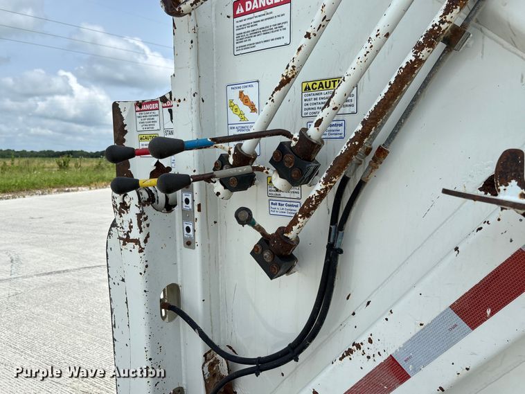 image for item FC1739 2018 Peterbilt 337 refuse truck