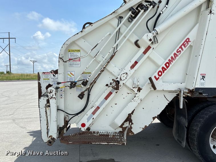 image for item FC1739 2018 Peterbilt 337 refuse truck