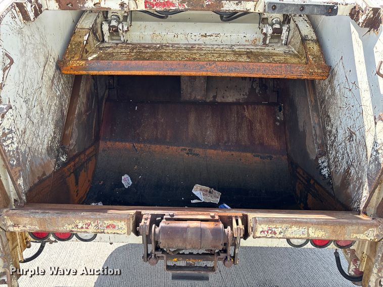 image for item FC1739 2018 Peterbilt 337 refuse truck