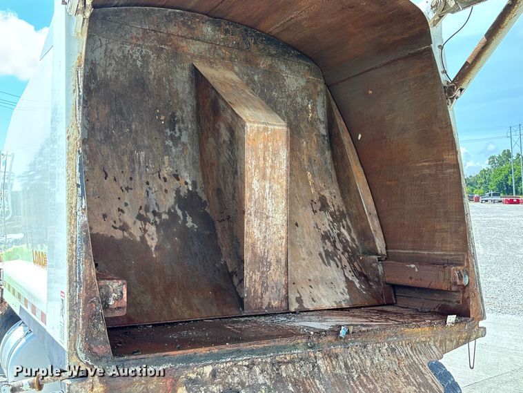 image for item FC1739 2018 Peterbilt 337 refuse truck