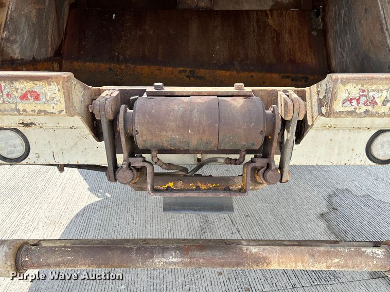 image for item FC1739 2018 Peterbilt 337 refuse truck