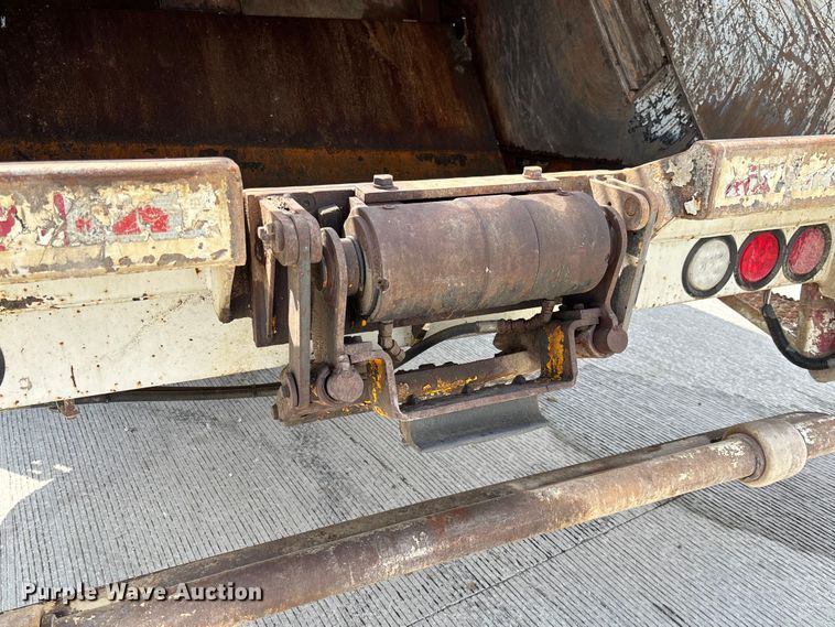 image for item FC1739 2018 Peterbilt 337 refuse truck