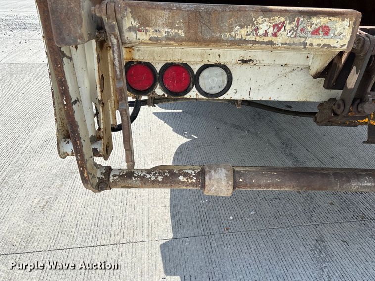 image for item FC1739 2018 Peterbilt 337 refuse truck