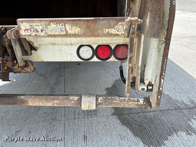 image for item FC1739 2018 Peterbilt 337 refuse truck