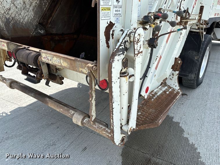 image for item FC1739 2018 Peterbilt 337 refuse truck