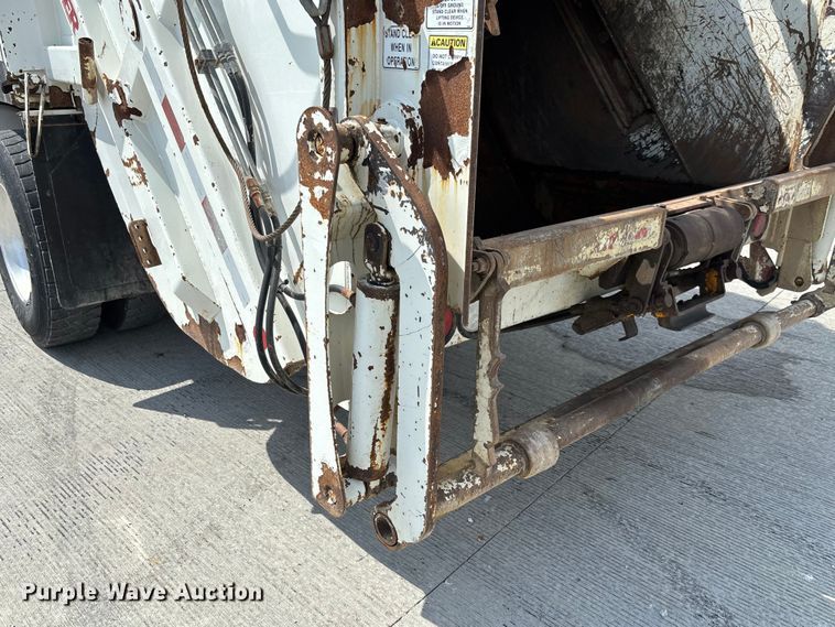 image for item FC1739 2018 Peterbilt 337 refuse truck