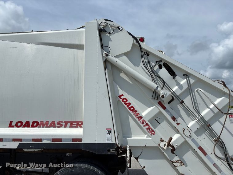 image for item FC1739 2018 Peterbilt 337 refuse truck