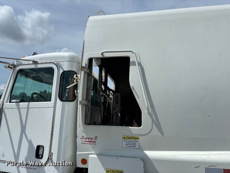 image for item FC1739 2018 Peterbilt 337 refuse truck