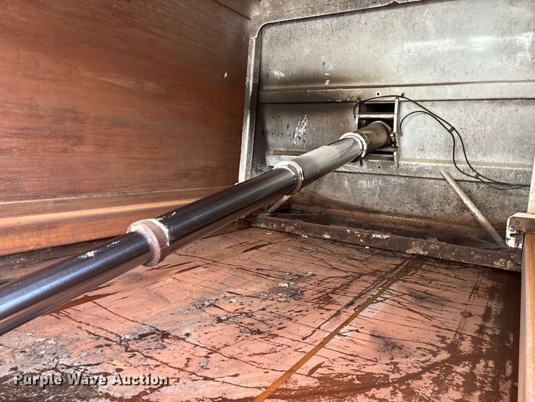 image for item FC1739 2018 Peterbilt 337 refuse truck