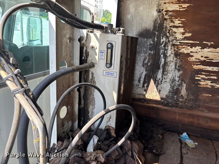 image for item FC1739 2018 Peterbilt 337 refuse truck