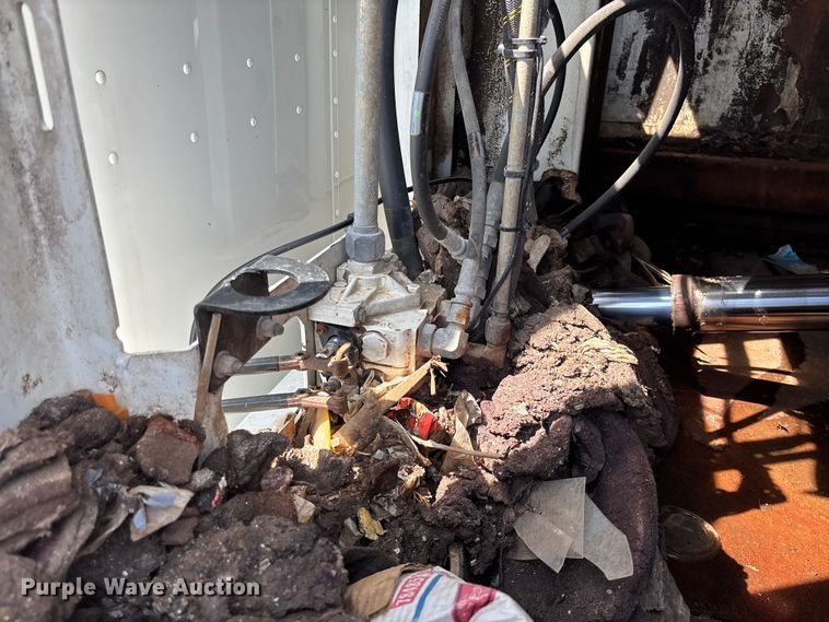 image for item FC1739 2018 Peterbilt 337 refuse truck