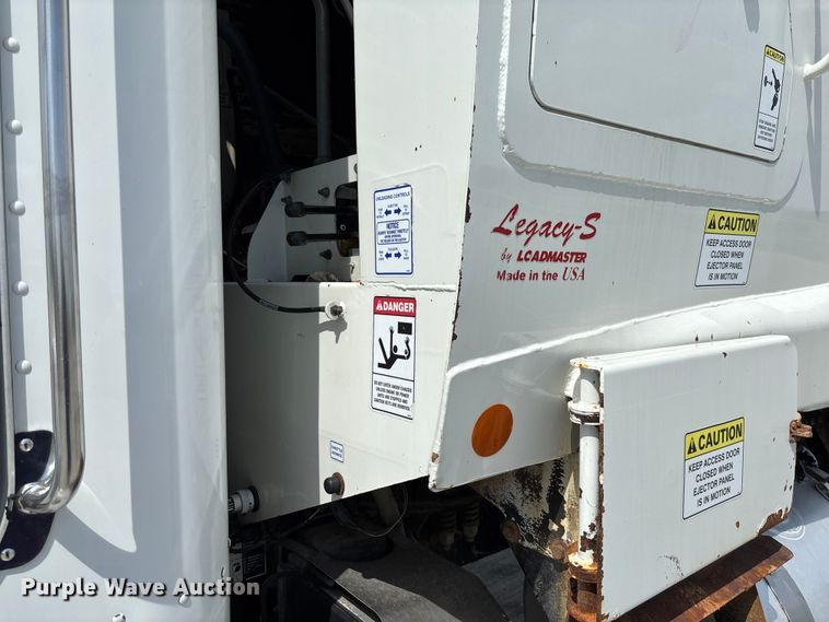 image for item FC1739 2018 Peterbilt 337 refuse truck