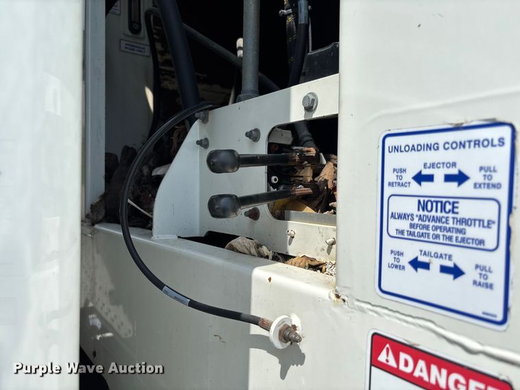 image for item FC1739 2018 Peterbilt 337 refuse truck