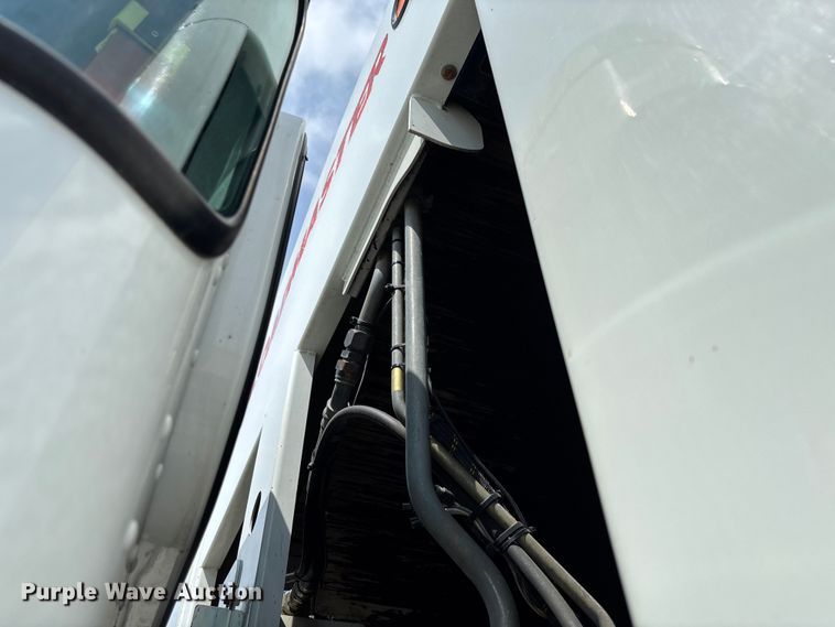 image for item FC1739 2018 Peterbilt 337 refuse truck