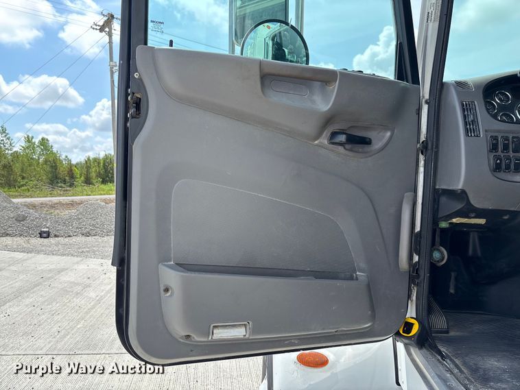 image for item FC1739 2018 Peterbilt 337 refuse truck