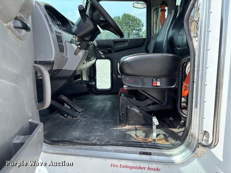 image for item FC1739 2018 Peterbilt 337 refuse truck