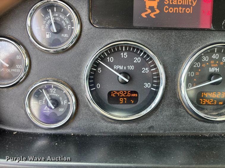 image for item FC1739 2018 Peterbilt 337 refuse truck