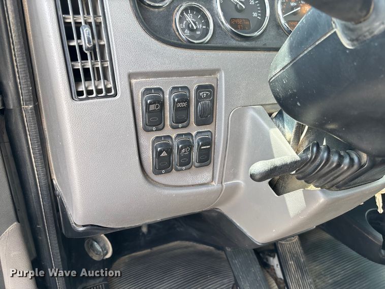 image for item FC1739 2018 Peterbilt 337 refuse truck