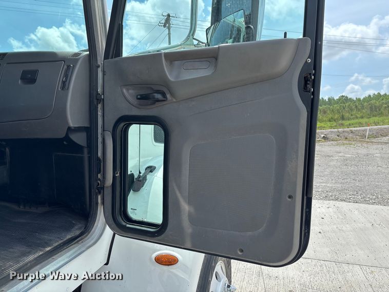 image for item FC1739 2018 Peterbilt 337 refuse truck
