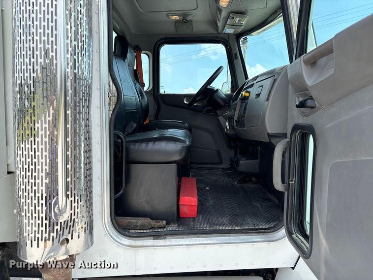 image for item FC1739 2018 Peterbilt 337 refuse truck