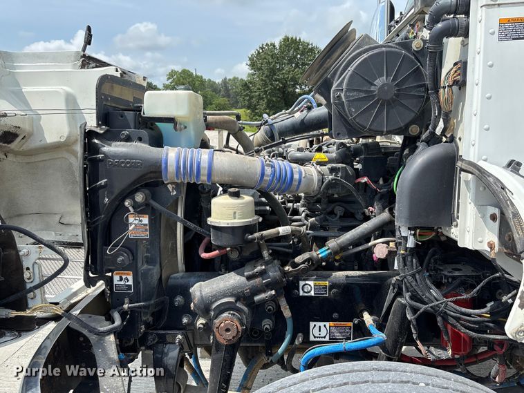 image for item FC1739 2018 Peterbilt 337 refuse truck
