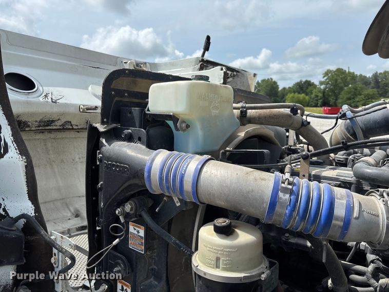 image for item FC1739 2018 Peterbilt 337 refuse truck