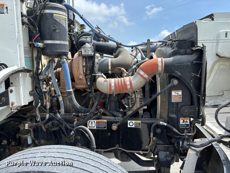 image for item FC1739 2018 Peterbilt 337 refuse truck