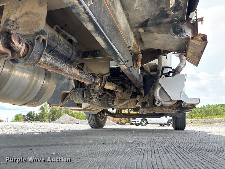 image for item FC1739 2018 Peterbilt 337 refuse truck