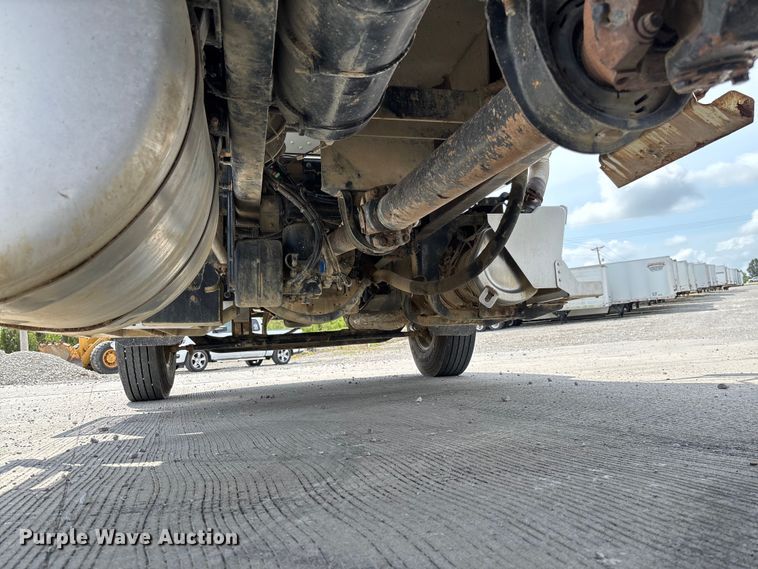 image for item FC1739 2018 Peterbilt 337 refuse truck