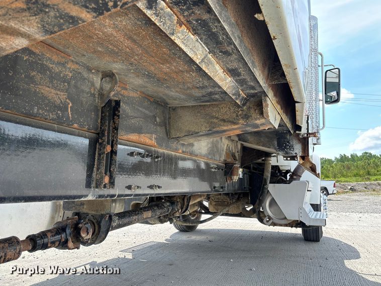 image for item FC1739 2018 Peterbilt 337 refuse truck