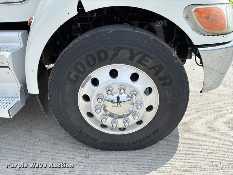 image for item FC1739 2018 Peterbilt 337 refuse truck