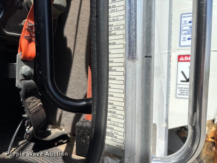 image for item FC1739 2018 Peterbilt 337 refuse truck