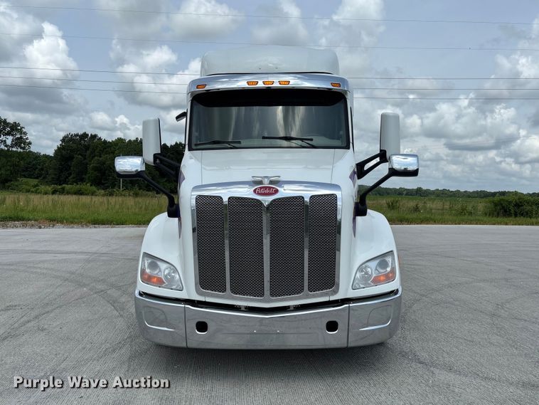 image for item FC1740 2022 Peterbilt 579 semi truck