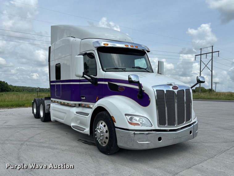 image for item FC1740 2022 Peterbilt 579 semi truck