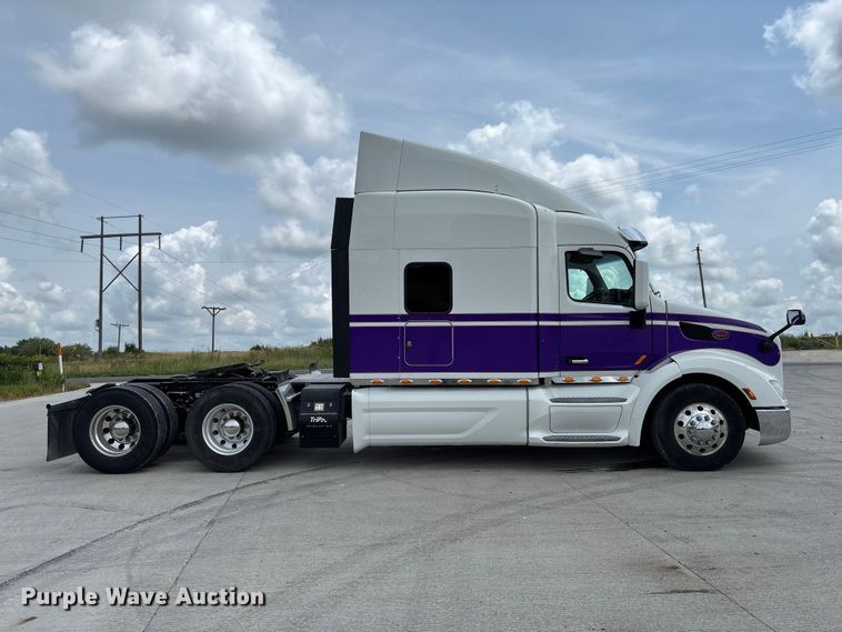 image for item FC1740 2022 Peterbilt 579 semi truck
