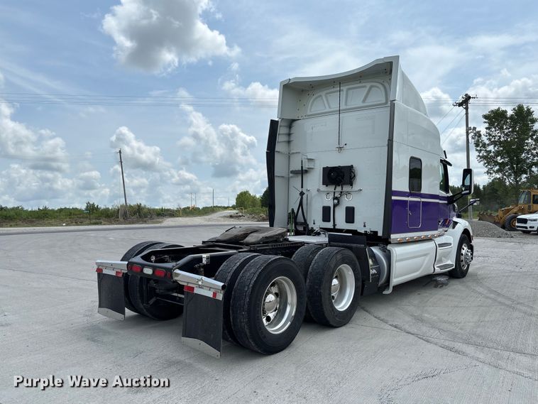 image for item FC1740 2022 Peterbilt 579 semi truck