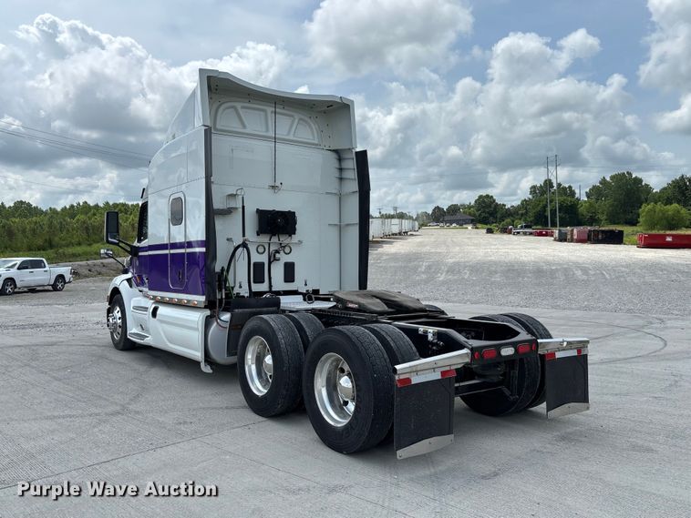 image for item FC1740 2022 Peterbilt 579 semi truck