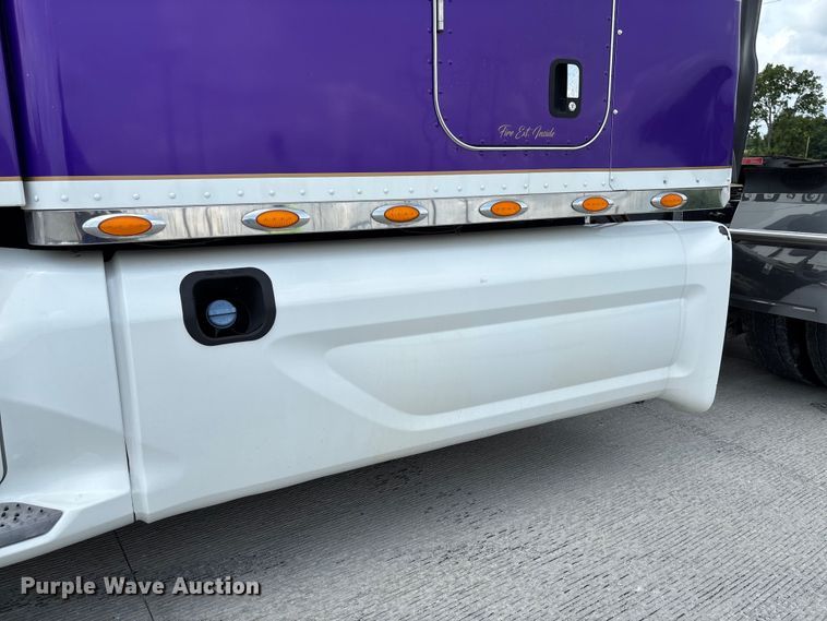 image for item FC1740 2022 Peterbilt 579 semi truck