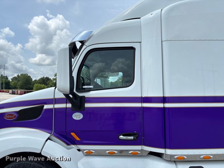image for item FC1740 2022 Peterbilt 579 semi truck