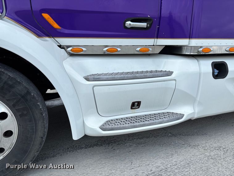 image for item FC1740 2022 Peterbilt 579 semi truck