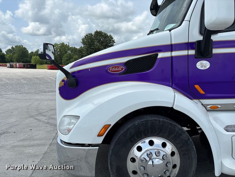 image for item FC1740 2022 Peterbilt 579 semi truck