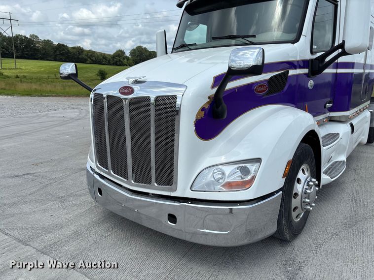 image for item FC1740 2022 Peterbilt 579 semi truck