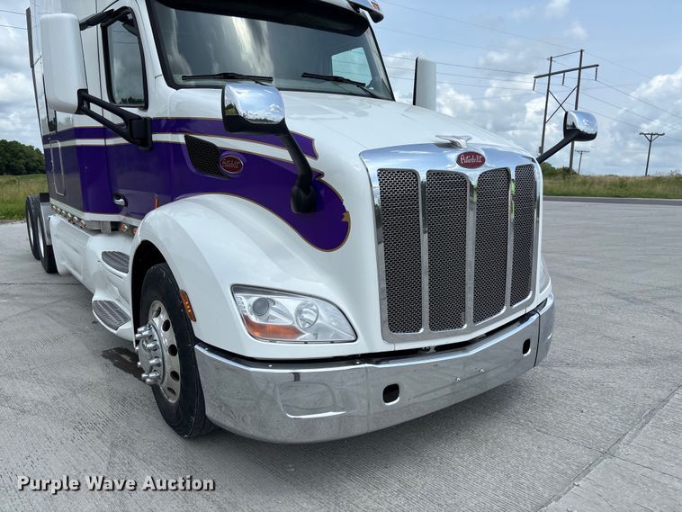 image for item FC1740 2022 Peterbilt 579 semi truck