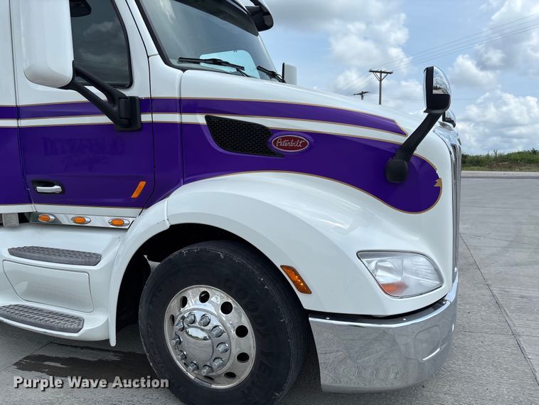 image for item FC1740 2022 Peterbilt 579 semi truck