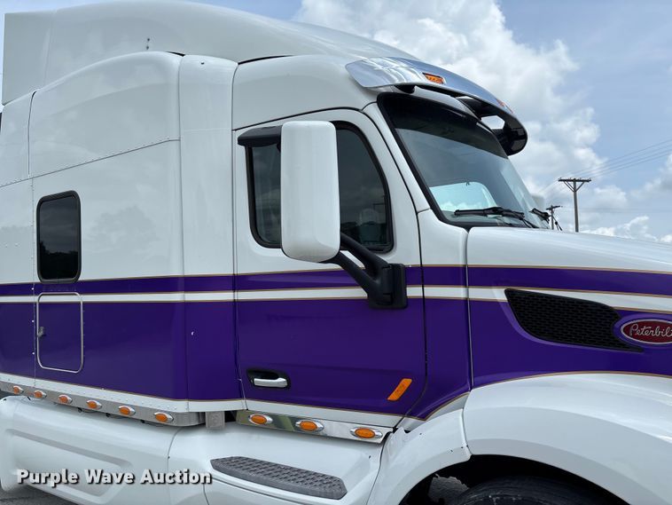 image for item FC1740 2022 Peterbilt 579 semi truck